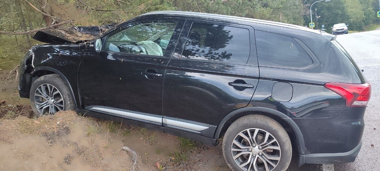 На трассе «Сортавала» внедорожник врезался в дерево, пострадала девушка-пассажирка