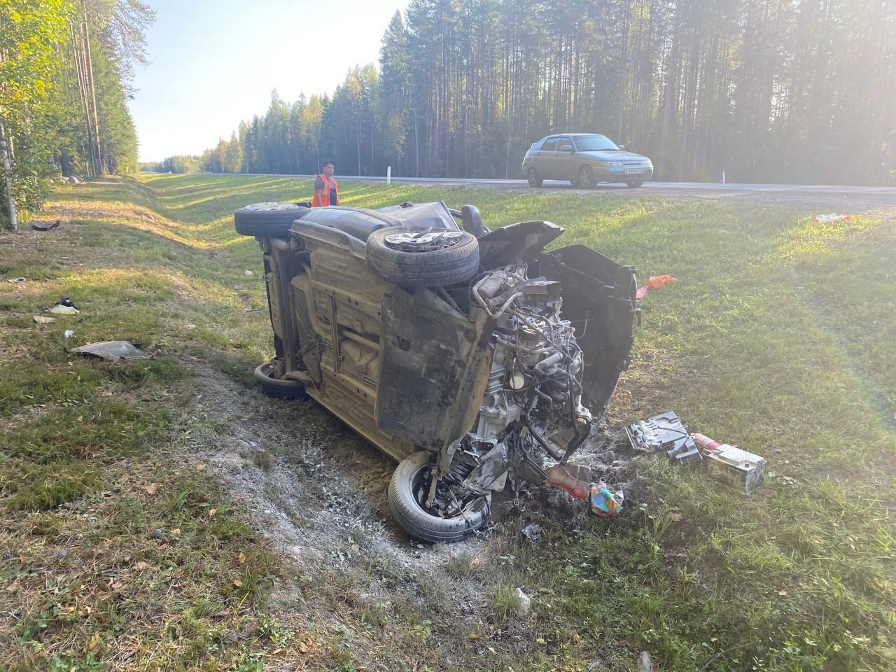 В Карелии машина съехала в кювет и опрокинулась, пострадали двое