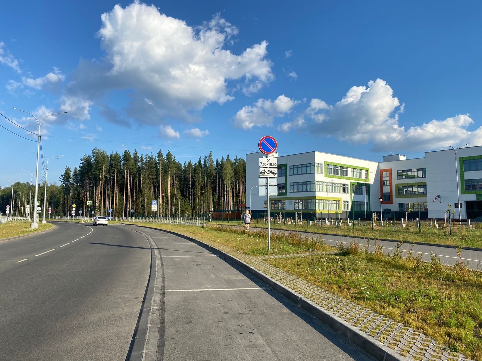 У школы №55 в Петрозаводске запретили стоянку автомобилей