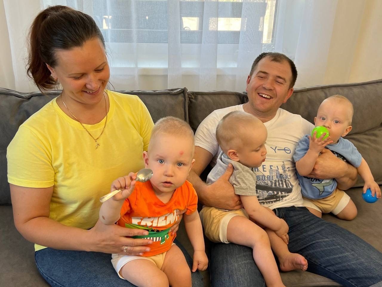 В Петрозаводске семья с тройняшками отпраздновала новоселье