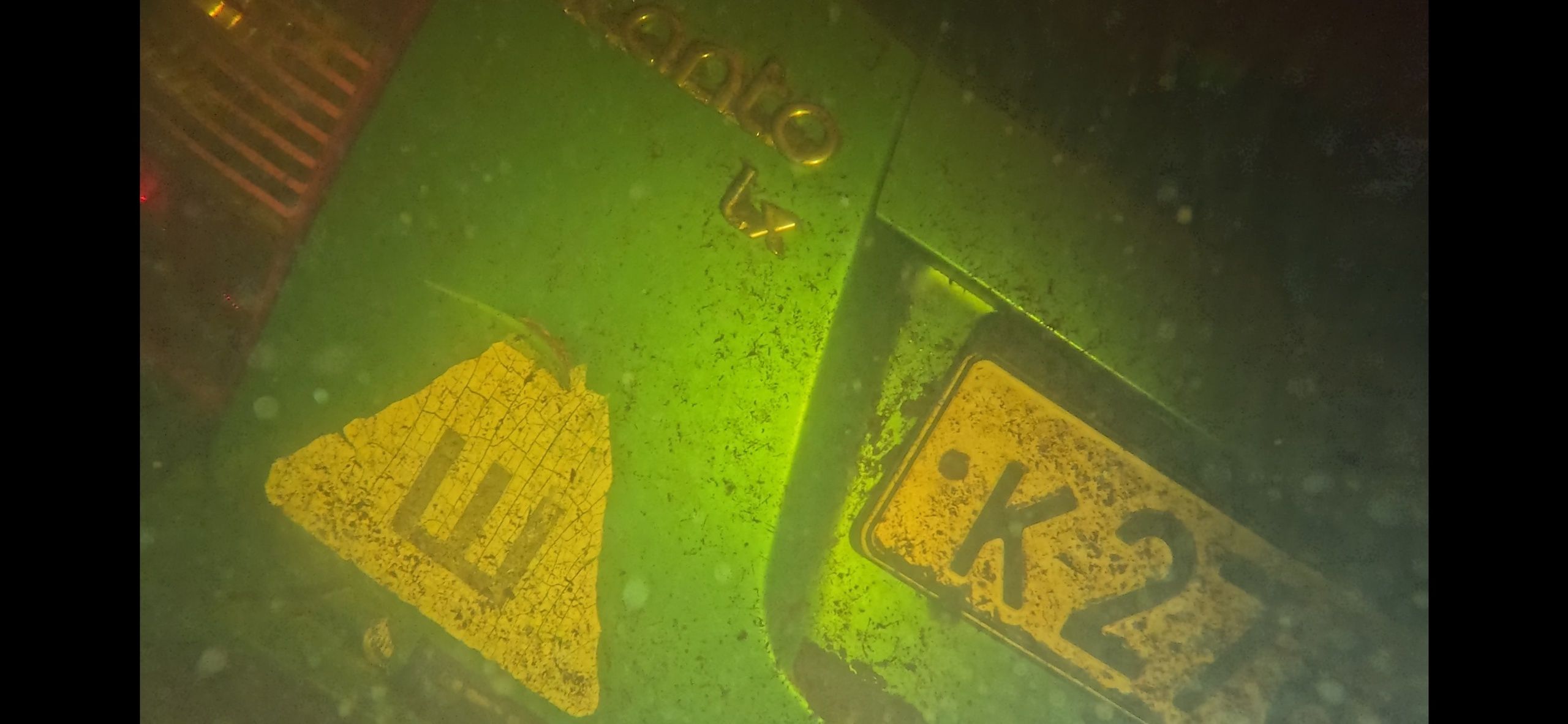 Водолазы нашли два автомобиля, затонувших во время прорыва дамбы в Карелии