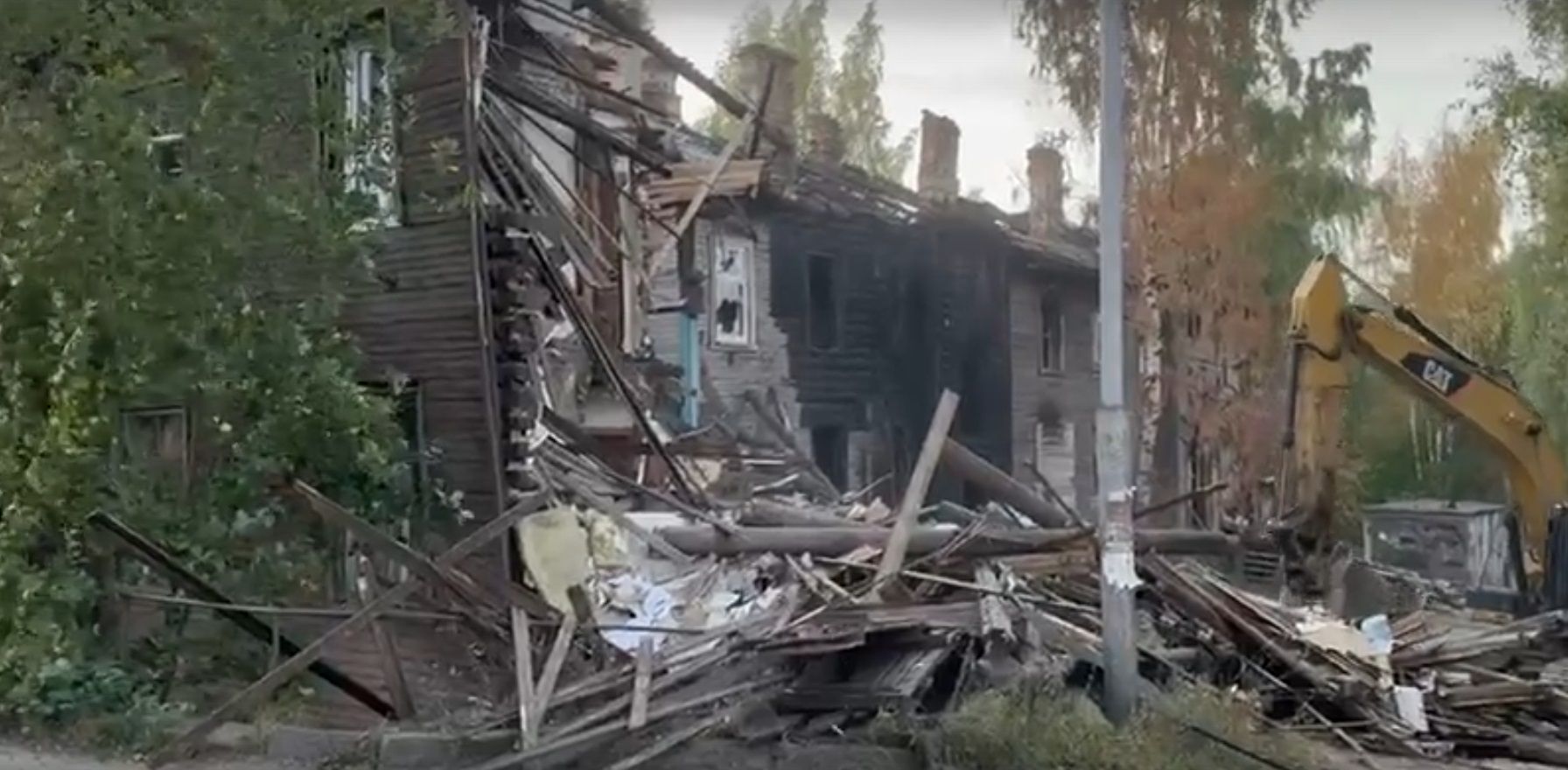 В Петрозаводске начали сносить аварийный дом, который ранее пытались сжечь
