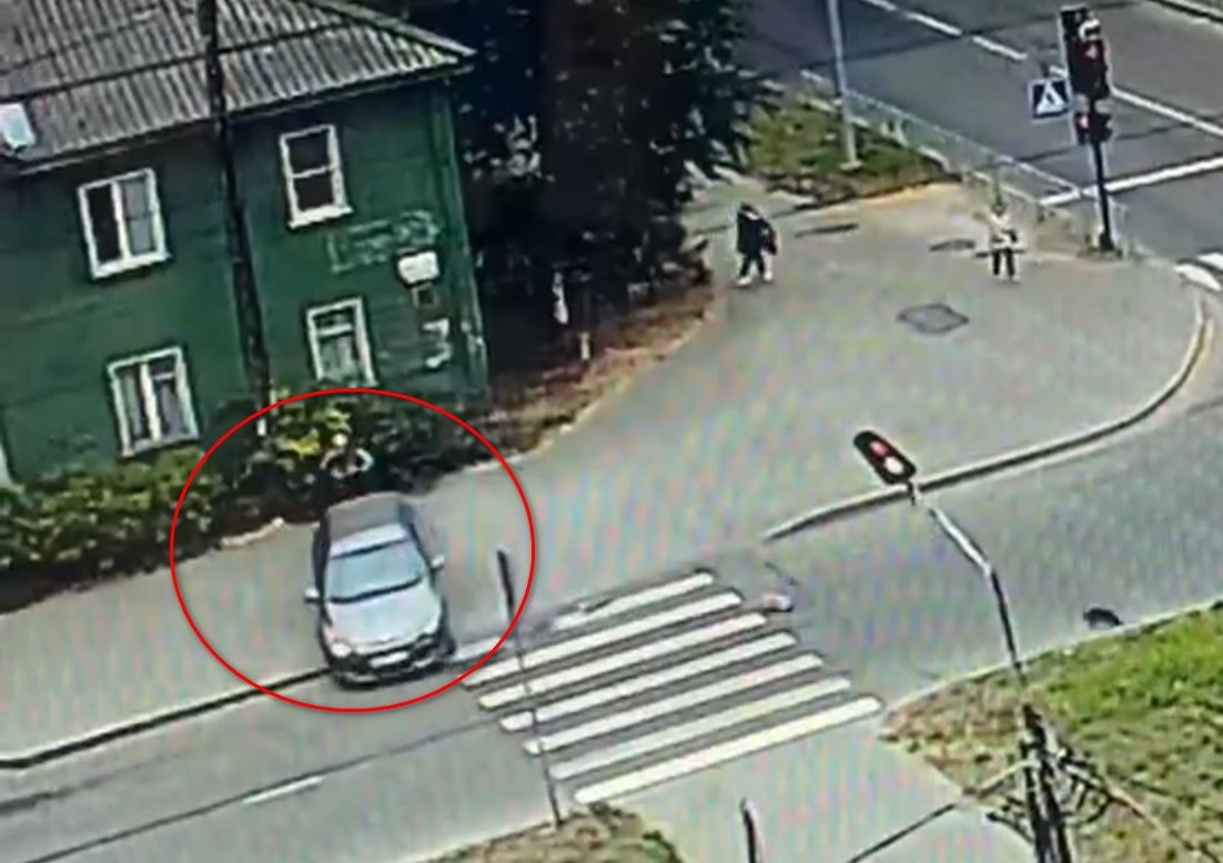 В Петрозаводске автомобиль после столкновения вылетел на тротуар перед пешеходом