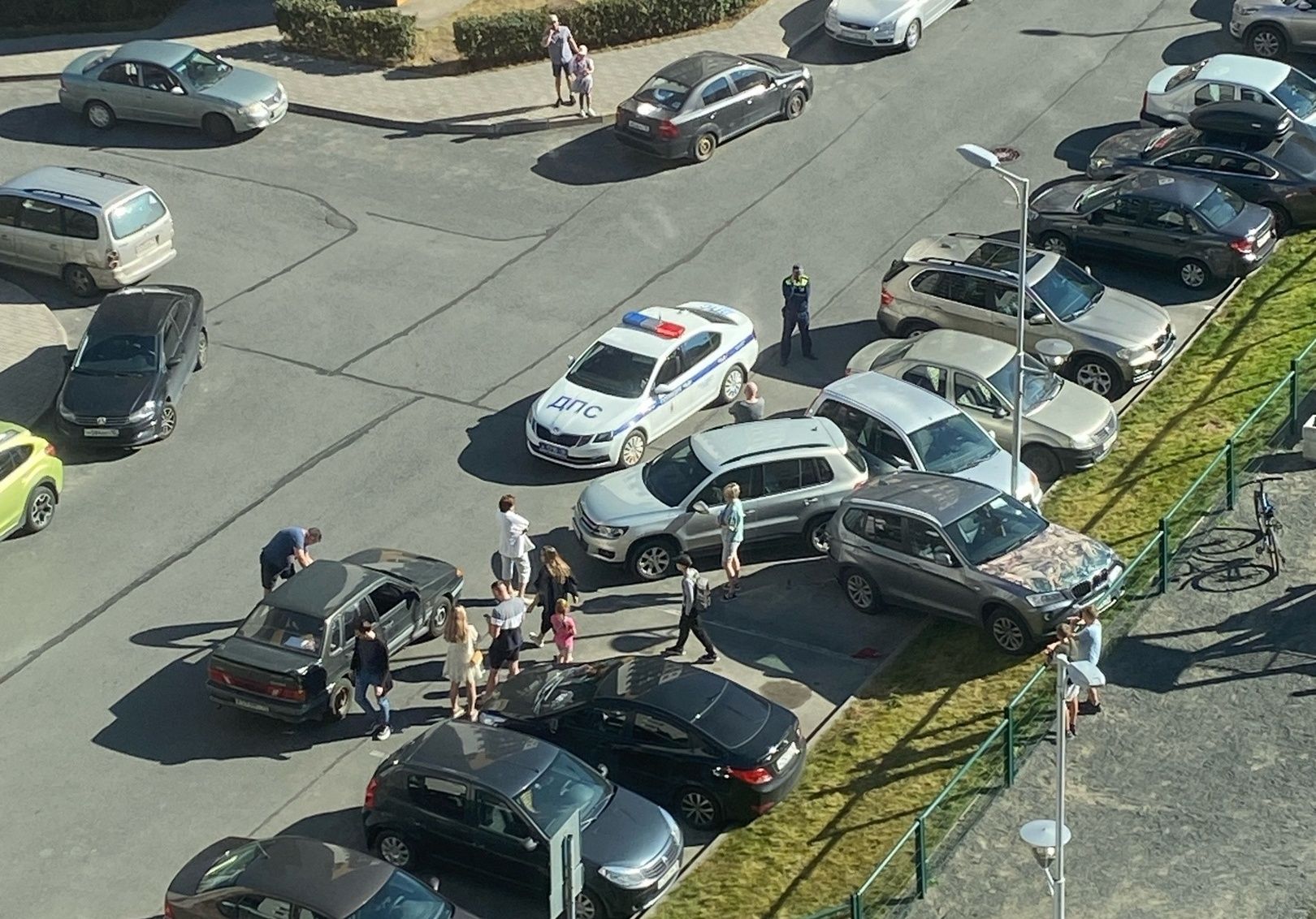 В Петрозаводске женщина-водитель врезалась в три машины во дворе