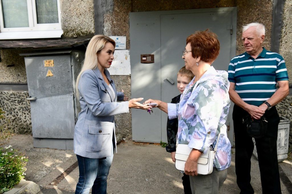 Глава Петрозаводска вручила ключи от квартиры родителям бойцов СВО