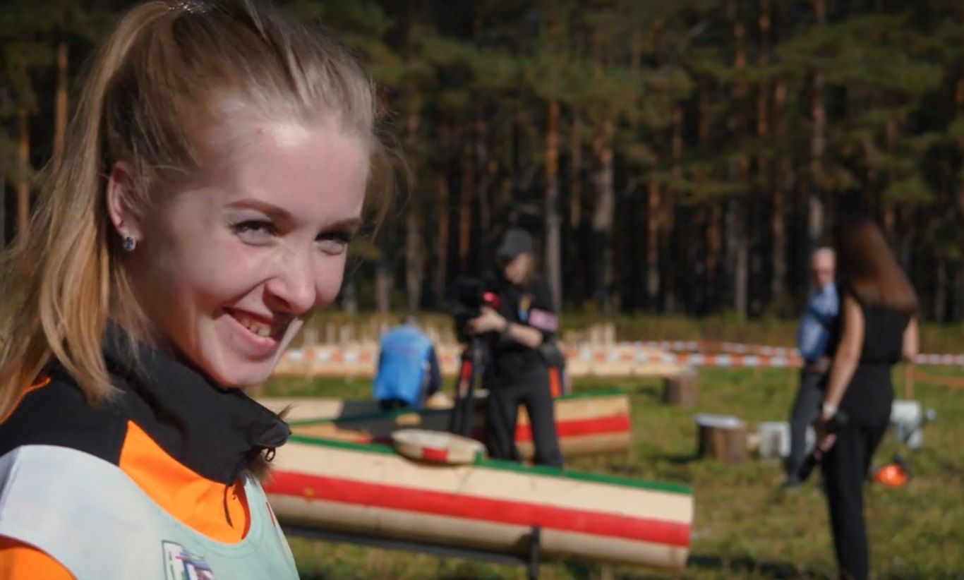 Две девушки боролись за звание лучшего лесоруба Карелии