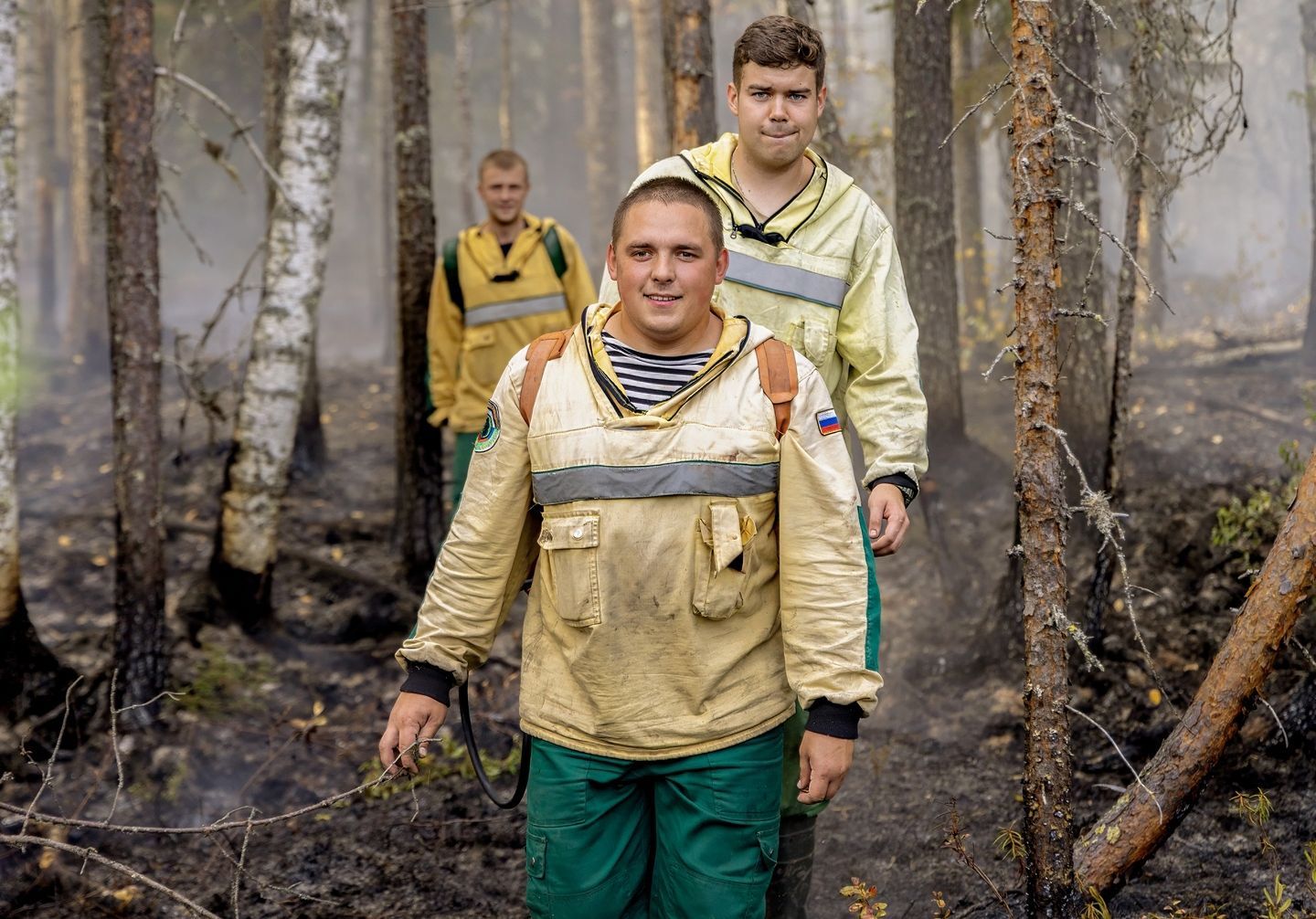 Карельские фотографы показали, как горит болото около Петрозаводска и кто его тушит