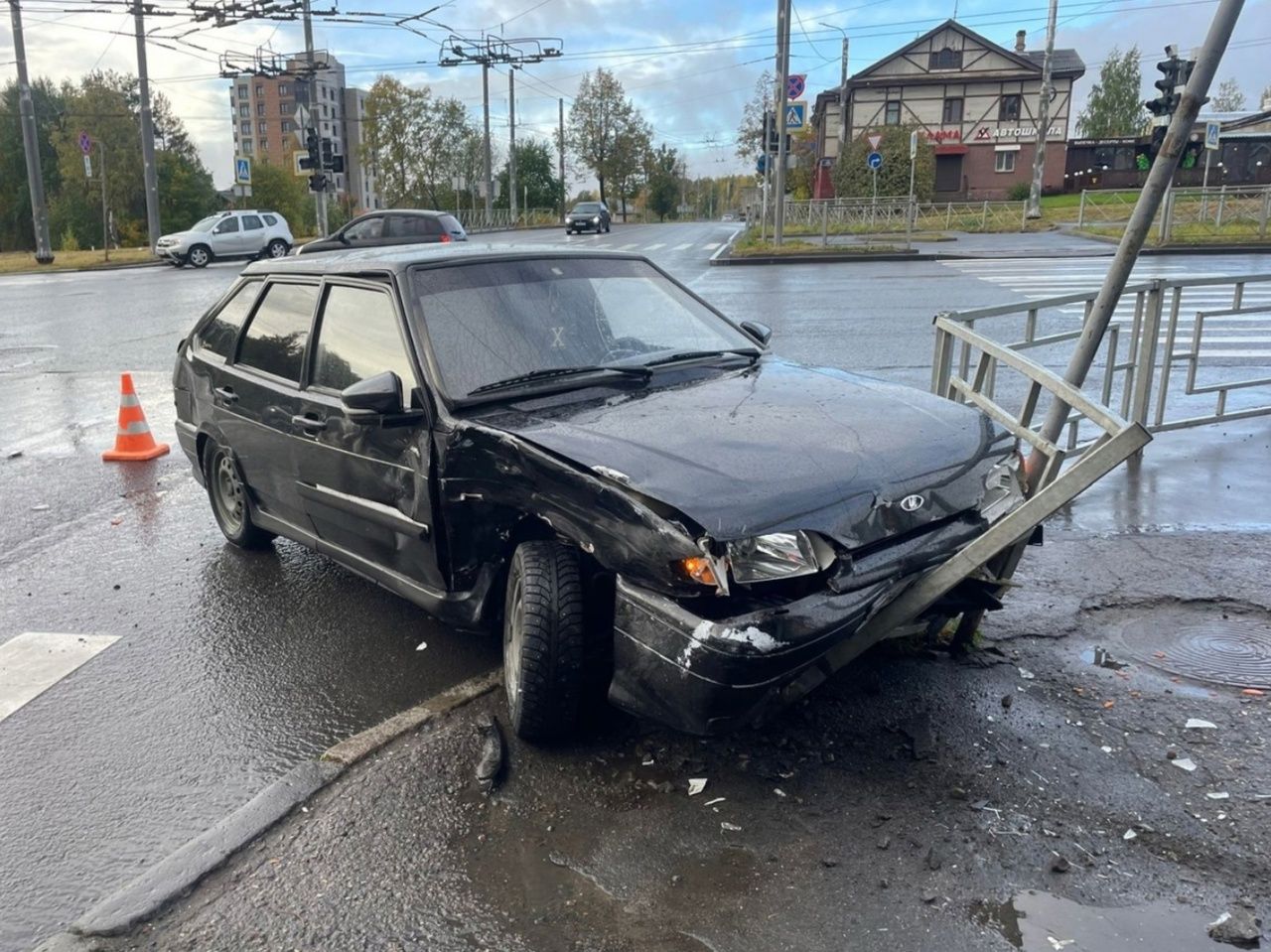 В Петрозаводске автомобиль протаранил ограждение после столкновения