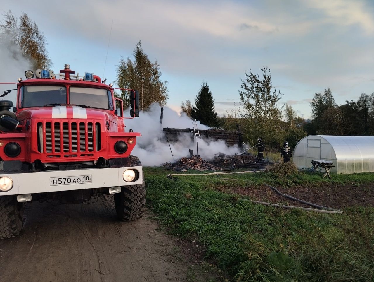 В Олонецком районе загорелась баня