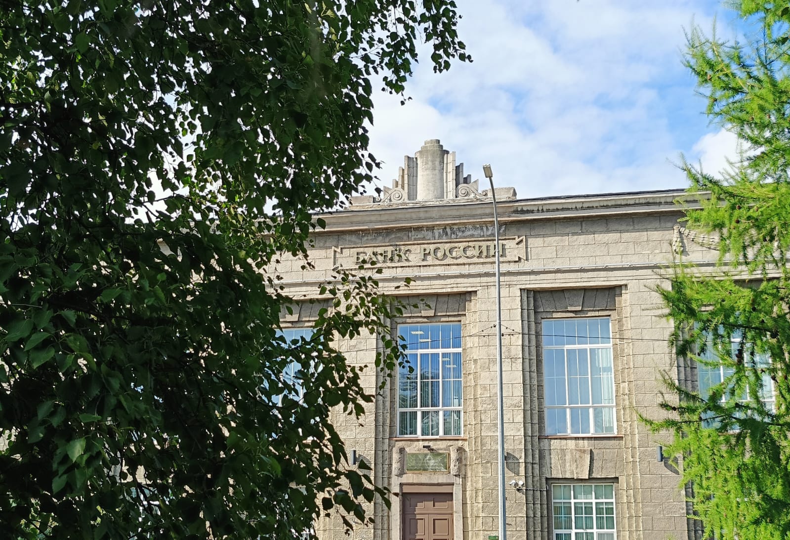 Новое по кредитам, в школе без смартфонов, рост зарплат преподавателей. Какие законы вступили в силу 1 сентября 2024 года