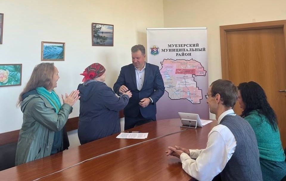 Семье участника СВО из Карелии вручили ключи от новой квартиры