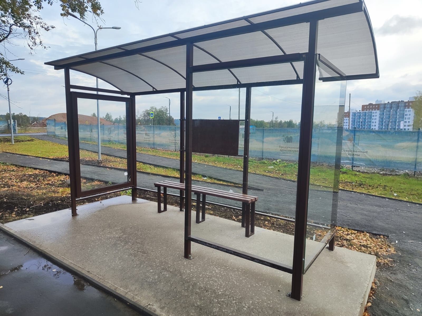 В Петрозаводске установили новые крытые остановки с видеонаблюдением