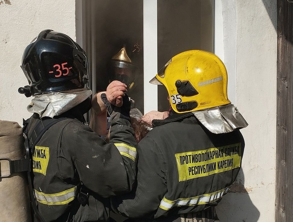 В Карелии пожарные спасли из горящей квартиры 75-летнего мужчину