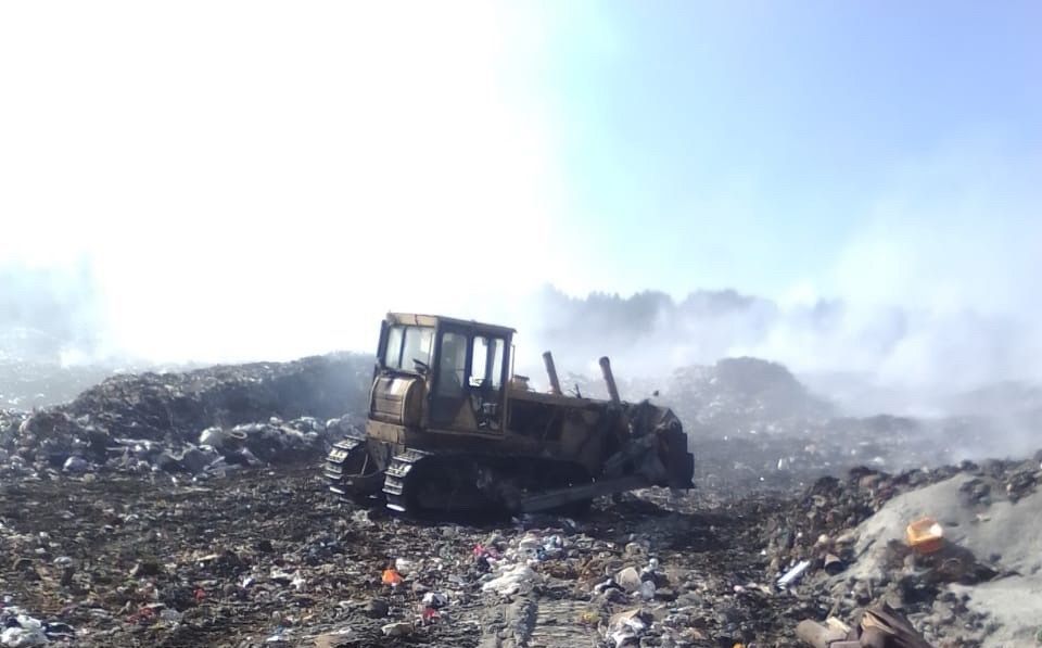 В Медвежьегорске уже несколько месяцев не могут потушить городскую свалку