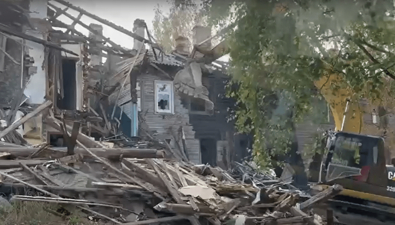 В Петрозаводске сносят горевший недавно аварийный дом