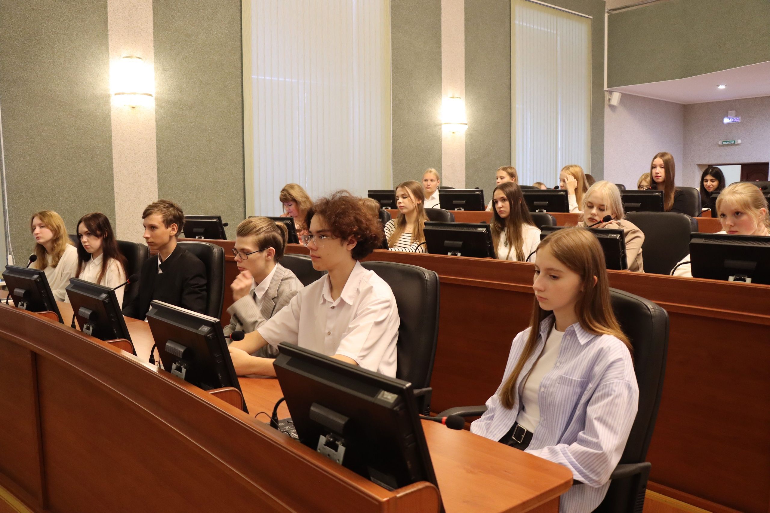 Десятиклассники петрозаводской школы побывали в Карельском парламенте и попробовали себя в роли депутатов