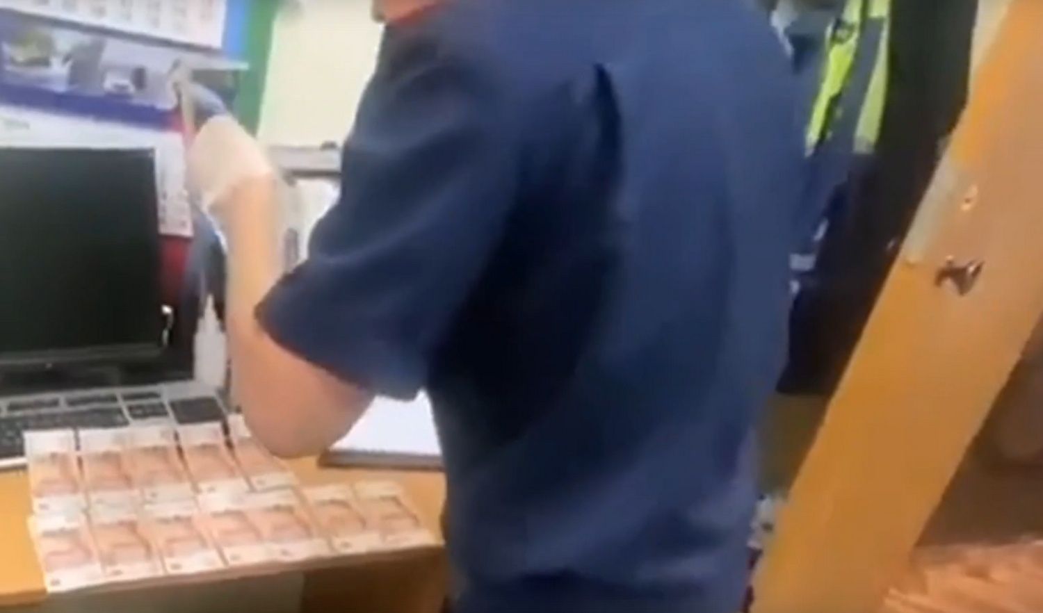 Жителя Карелии будут судить за взятку полицейскому