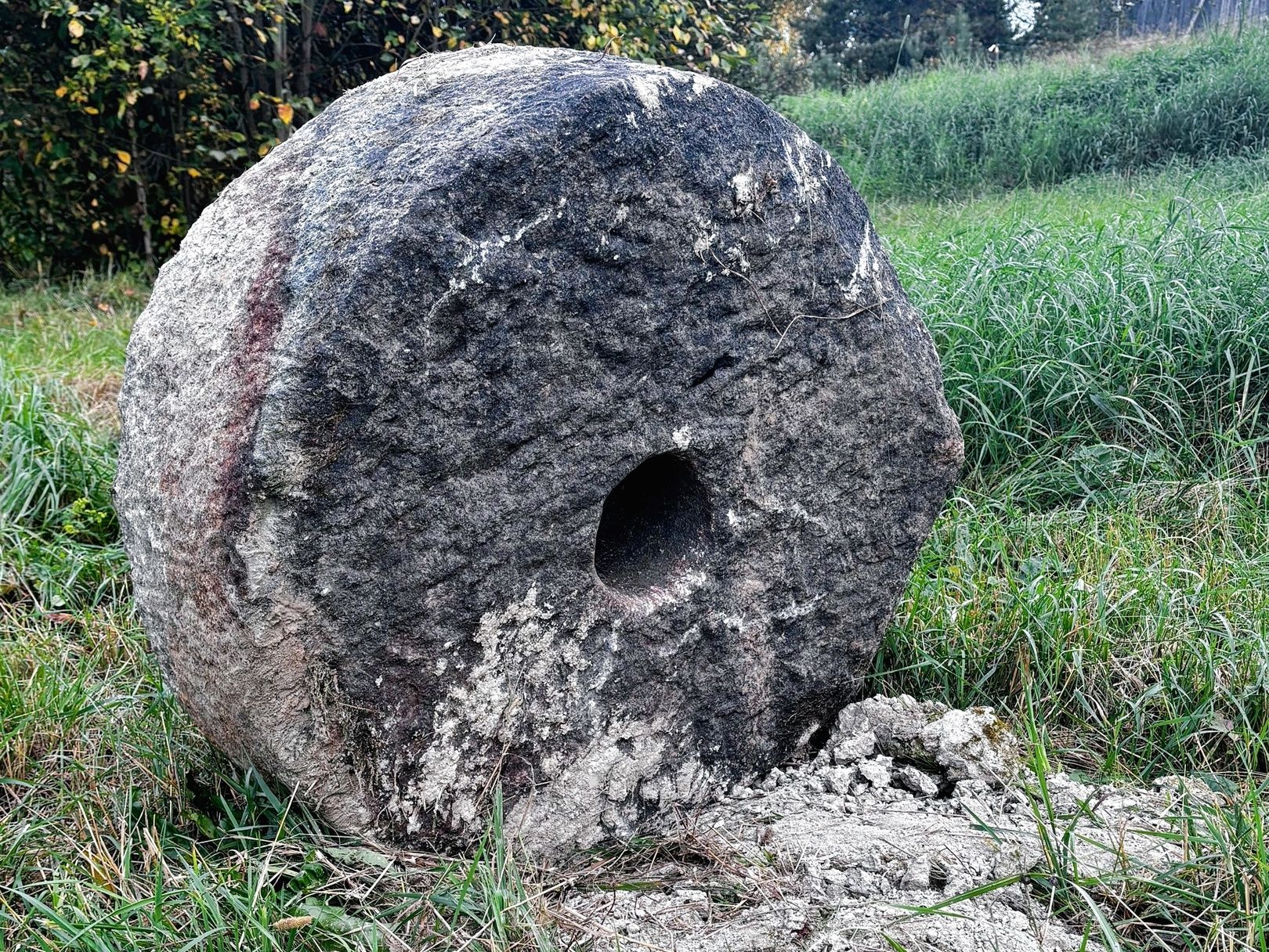 Жители деревни Киндасово достали старинный мельничный жернов со дна реки