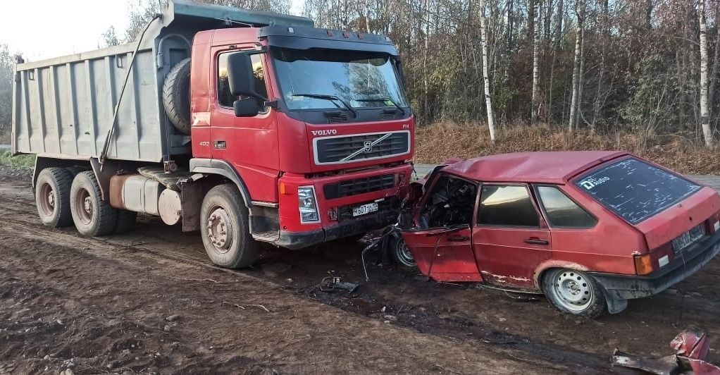 Под Петрозаводском легковой автомобиль протаранил стоящий грузовик