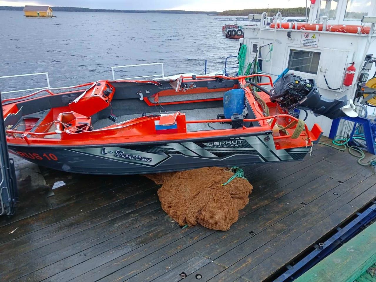 Из Сегозера достали катер, на котором перевернулись рыбаки