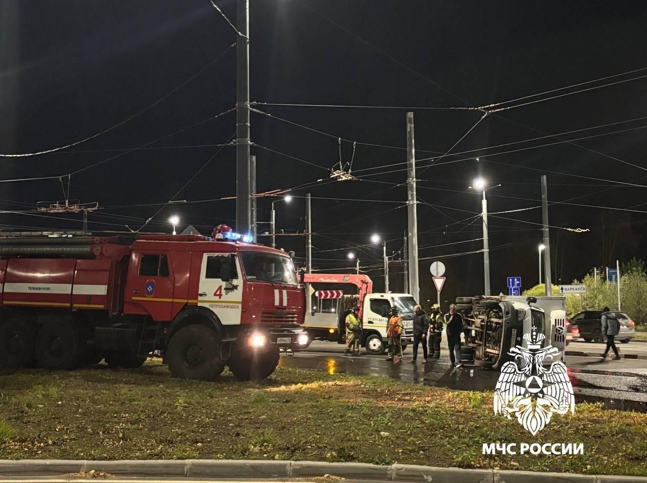 В Петрозаводске фургон опрокинулся после столкновения с легковым автомобилем