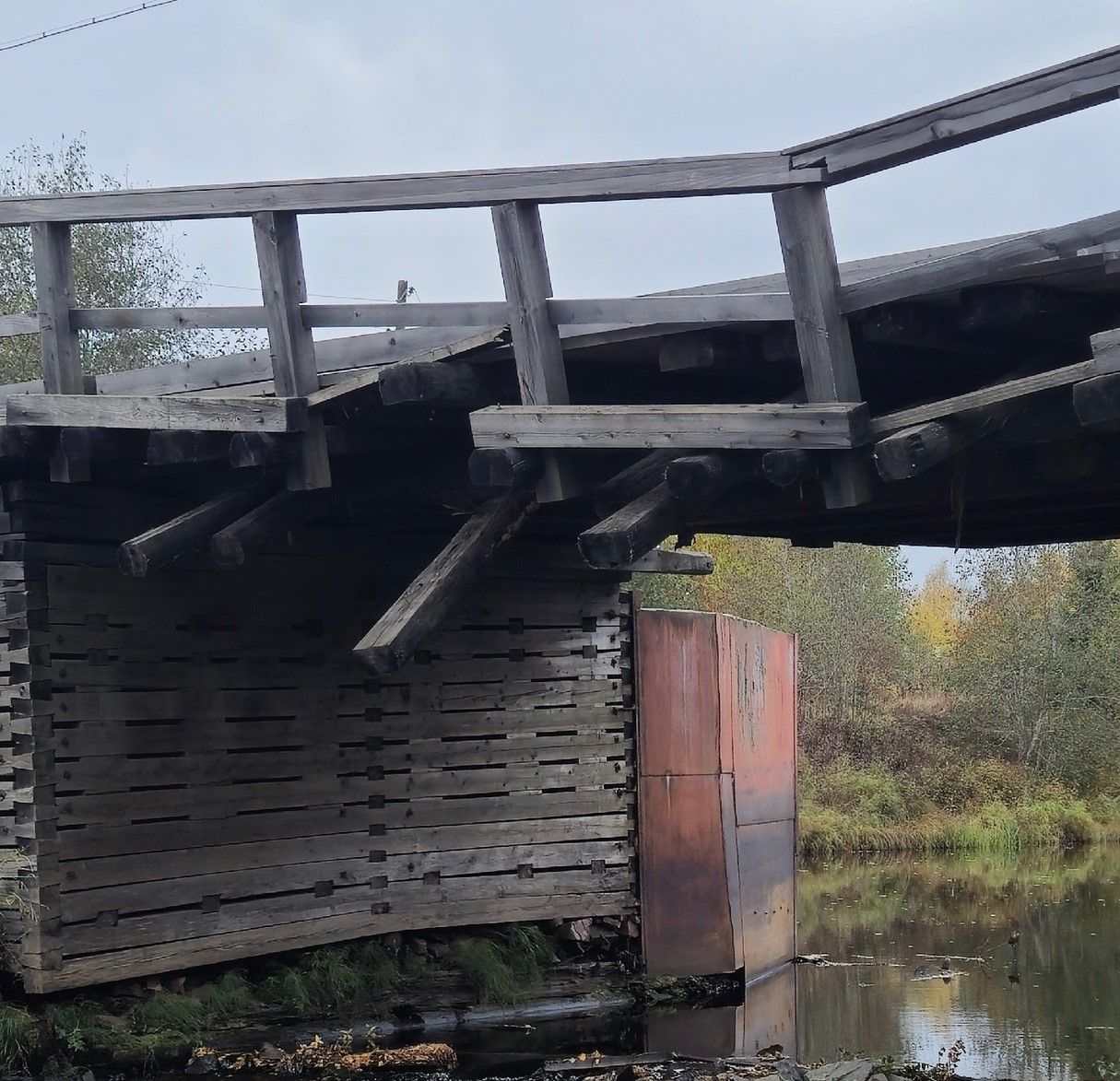 Деревянный мост разрушается в поселке Ладва-Ветка в Прионежье