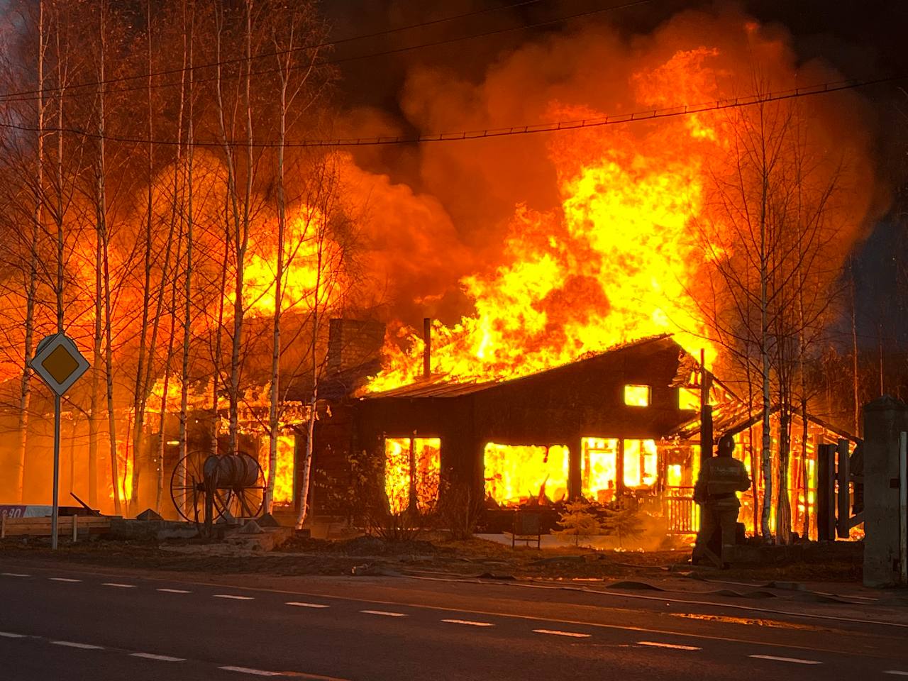В Нижнем Бесовце в Прионежье горит бывшее кафе на страусиной ферме