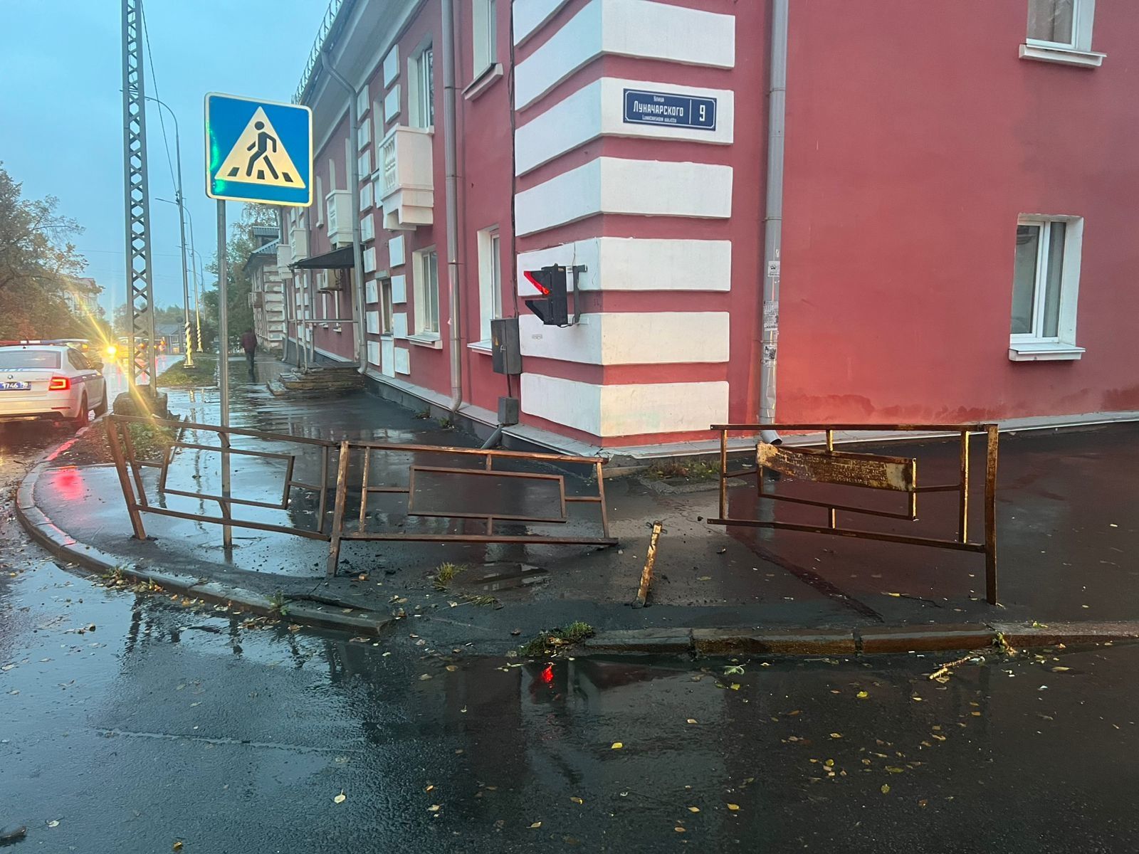 В Петрозаводске пьяный водитель попытался скрыться от полиции и снес ограждение