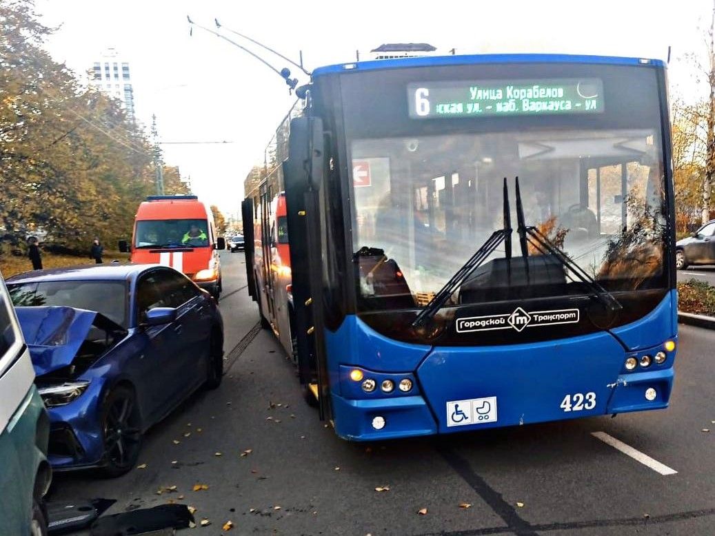 Троллейбус и три легковых автомобиля столкнулись в Петрозаводске