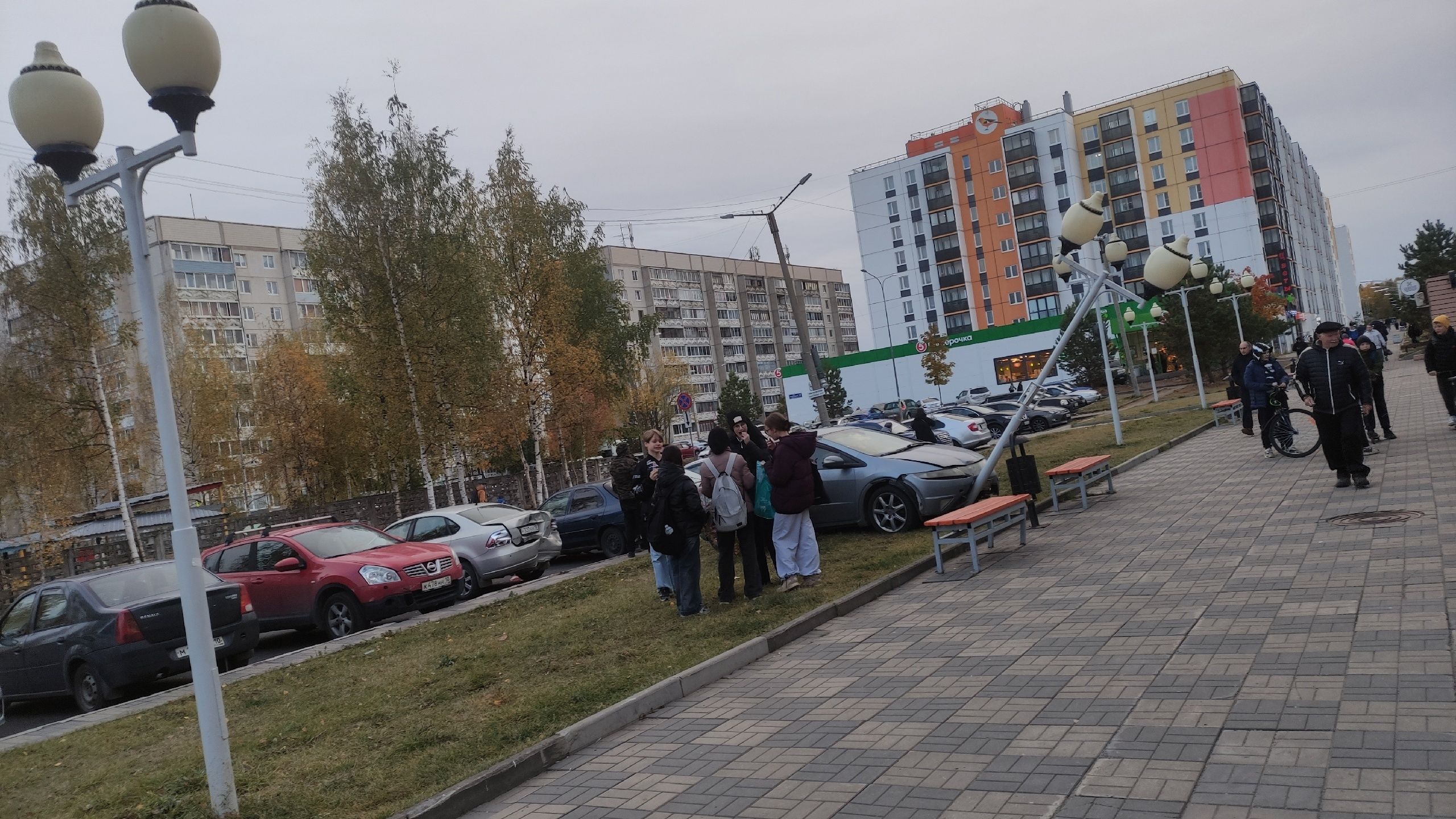 В Петрозаводске водитель перепутала педали и вытолкнула другую машину с парковки в столб