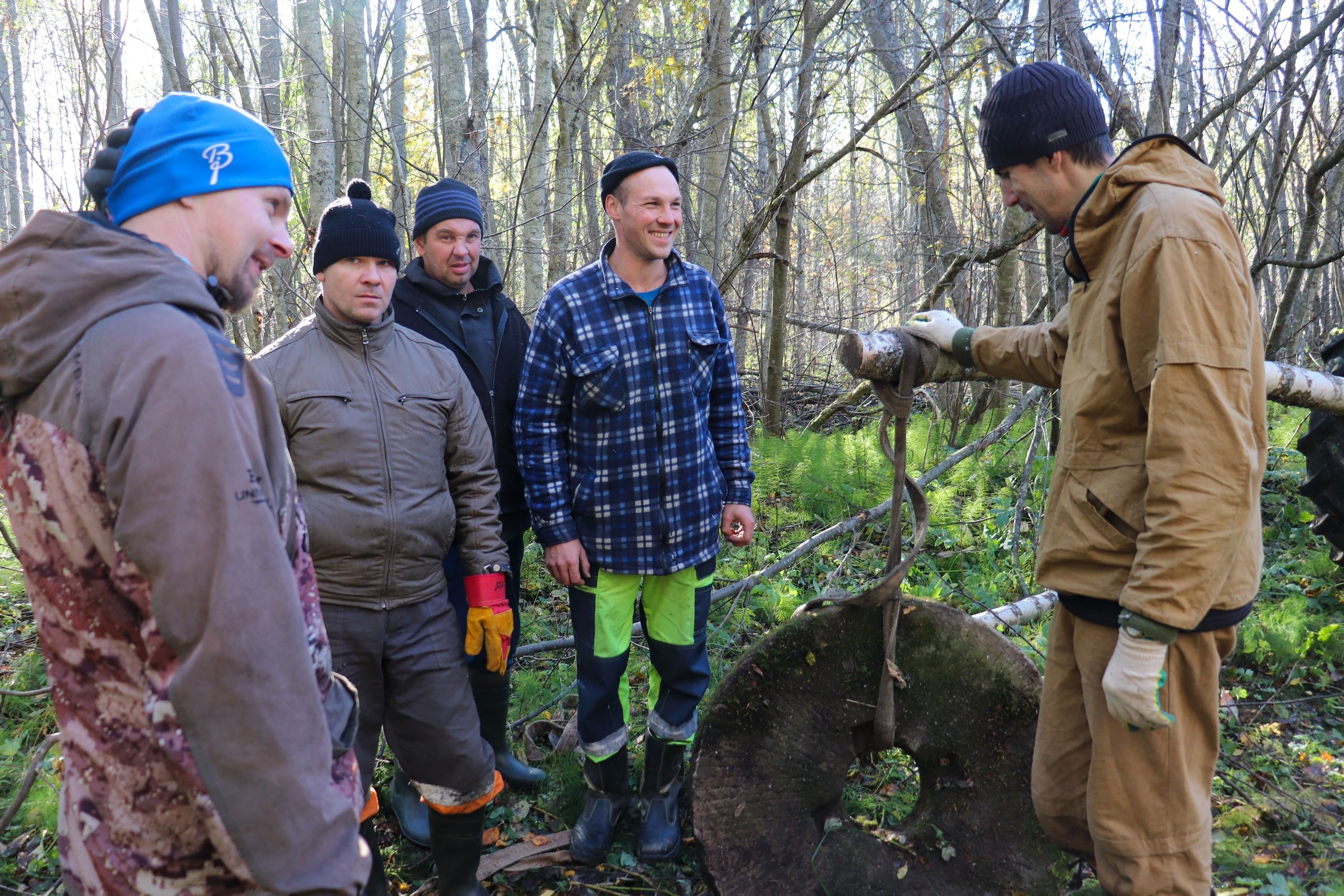 Тянут-потянут, вытянуть не могут. Как карельские ученые и местные жители жернова старинной мельницы из леса вытаскивали