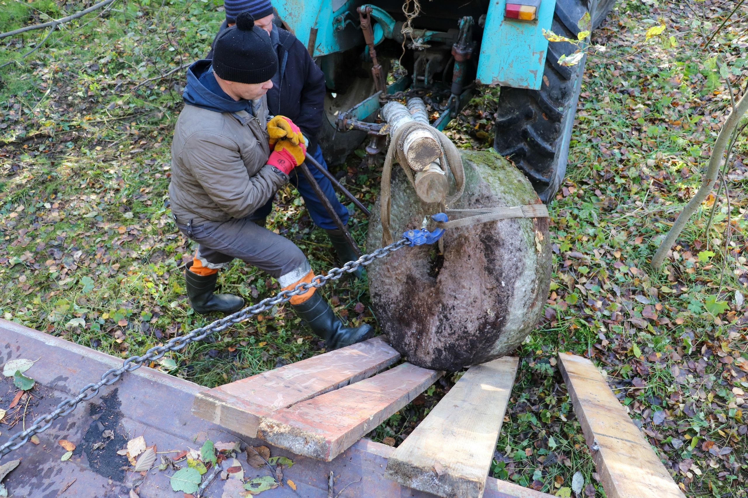 Карельские ученые смонтировали видео, как везли из леса жернова старинной мельницы