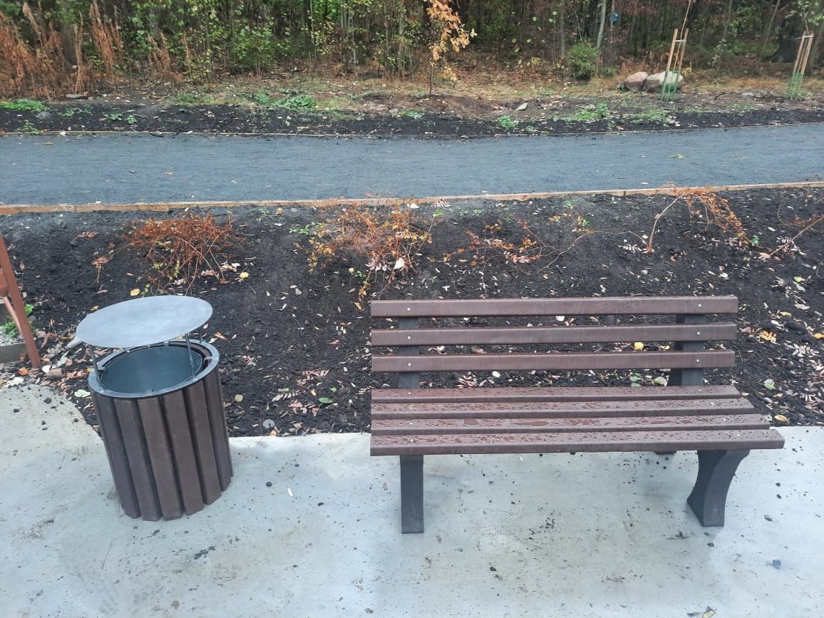 Скамейки из вторсырья установили в парке в Петрозаводске