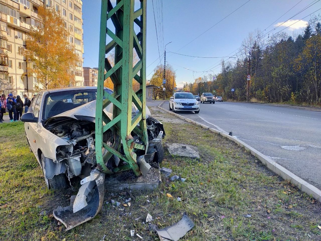 51-летний водитель в Петрозаводске врезался на скорости в опору уличного фонаря