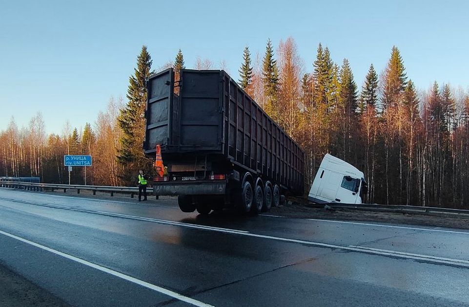 На трассе «Кола» фуру на скользкой дороге едва не унесло в реку