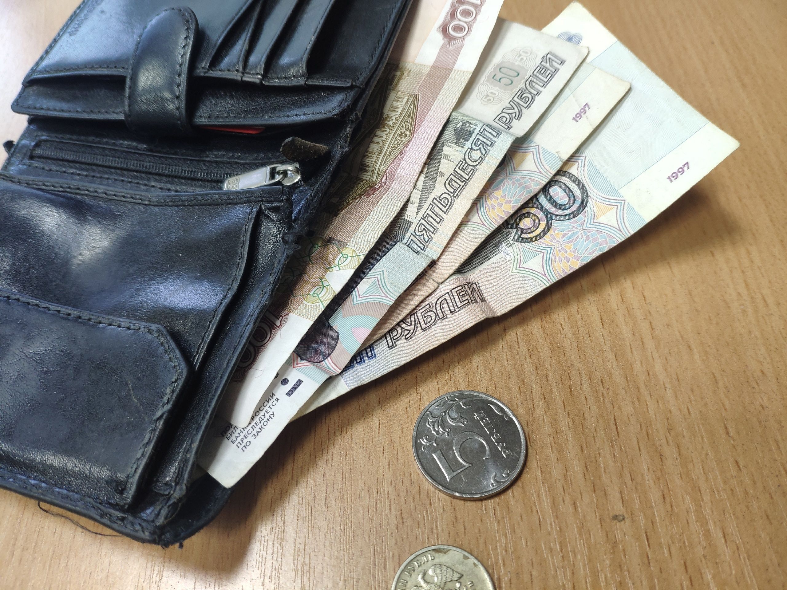 Врачам и учителям с 1 января 2025 года планируют повысить зарплату