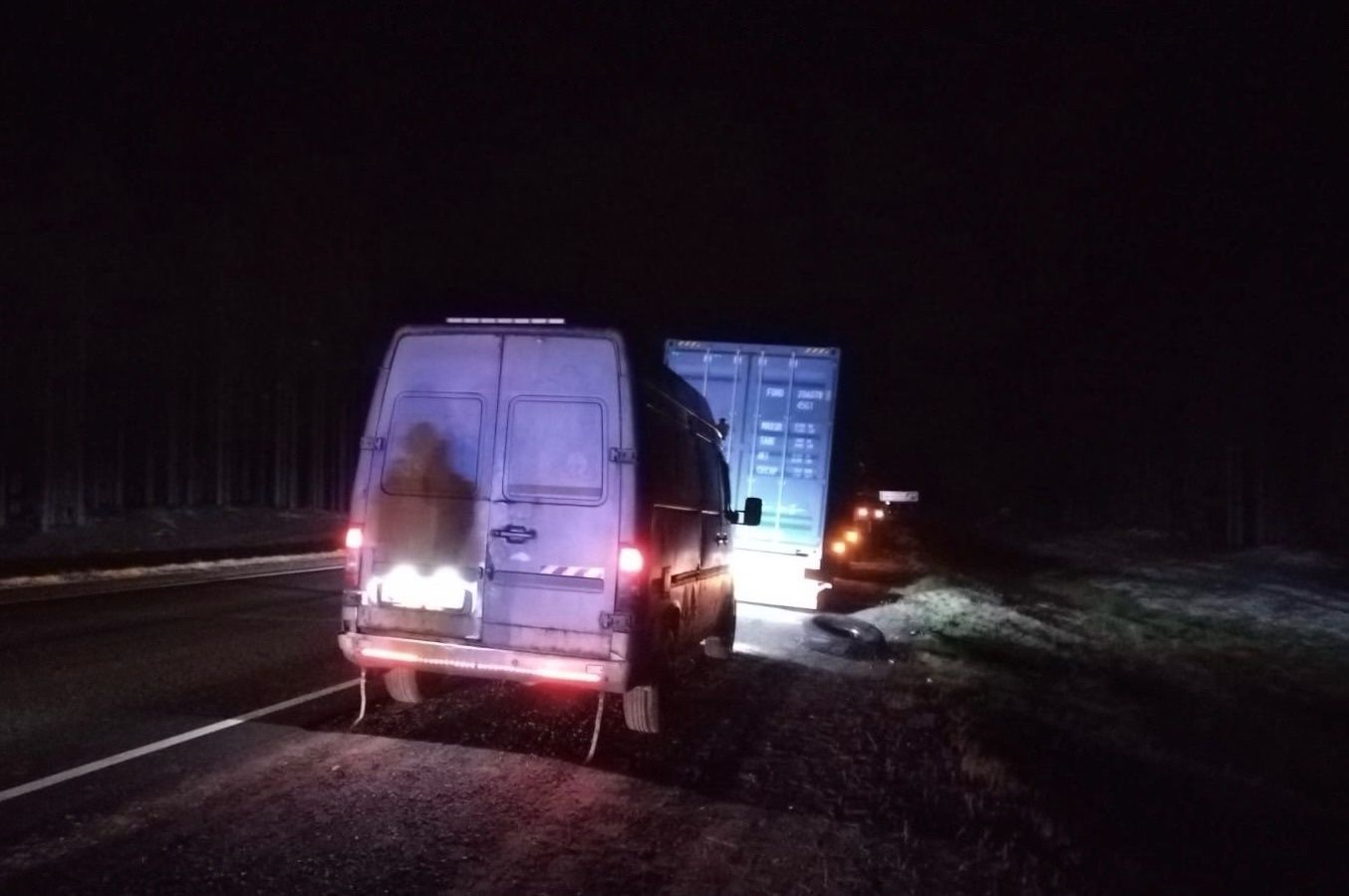 Водитель большегруза сбил насмерть двух мужчин на трассе в Карелии