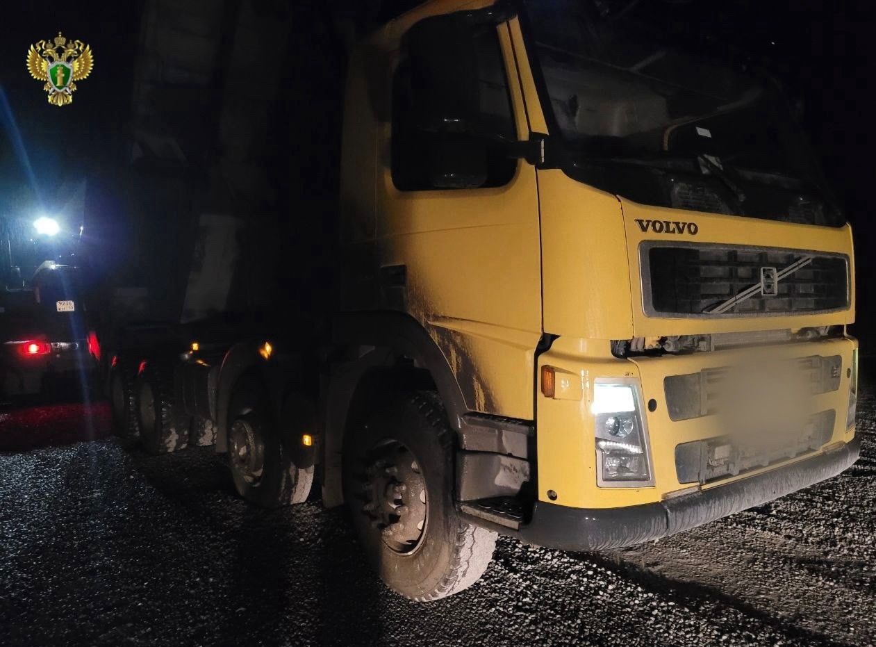 Водитель самосвала погиб в Карелии во время разгрузки щебня