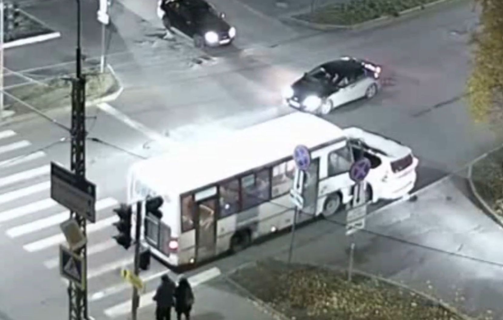 В Петрозаводске маршрутка врезалась во внедорожник