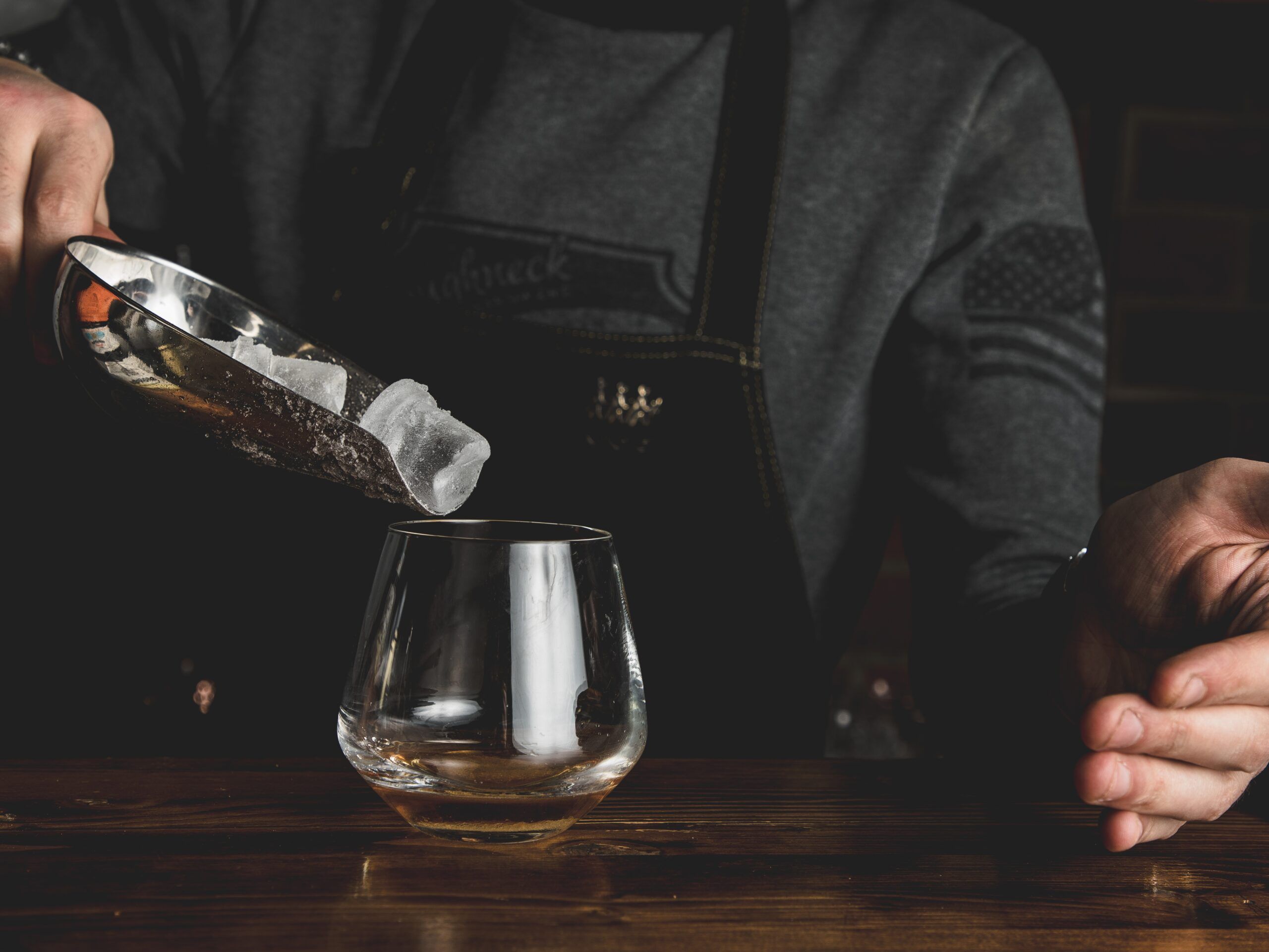 О продаже алкоголя в ночное время можно сообщить на горячую линию