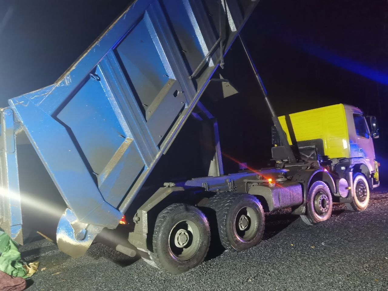 Стало известно, как водителя самосвала насмерть придавило во время разгрузки щебня в Прионежье