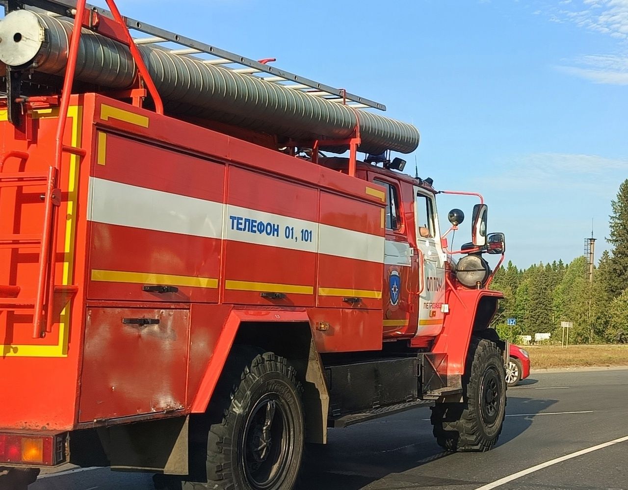 В Карелии спасатели эвакуировали из горящего дома 8 человек