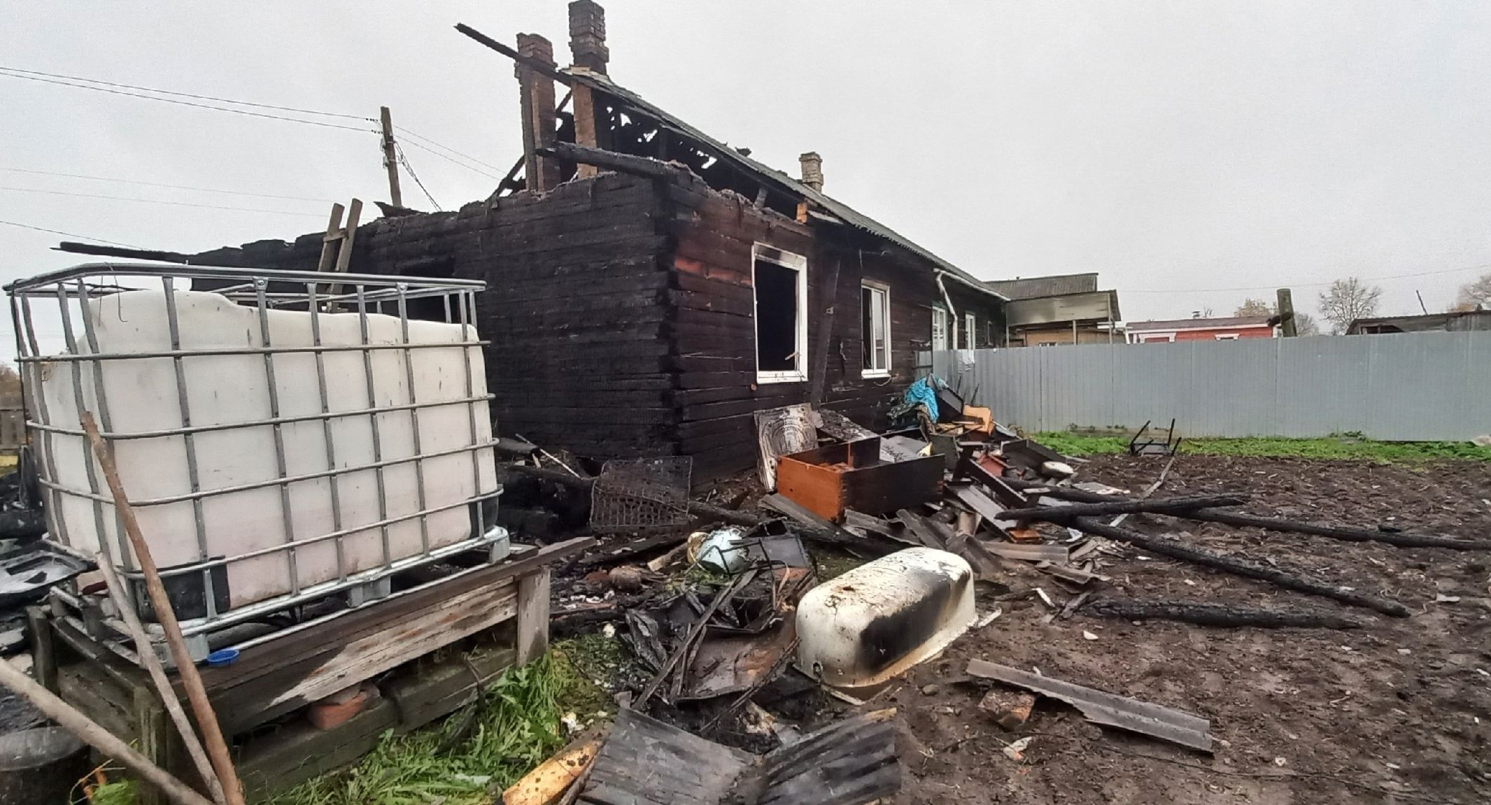 «Вышла на веранду, а там огонь». Сотрудники ГАИ спасли пожилую женщину во время пожара в селе Янишполе в Карелии