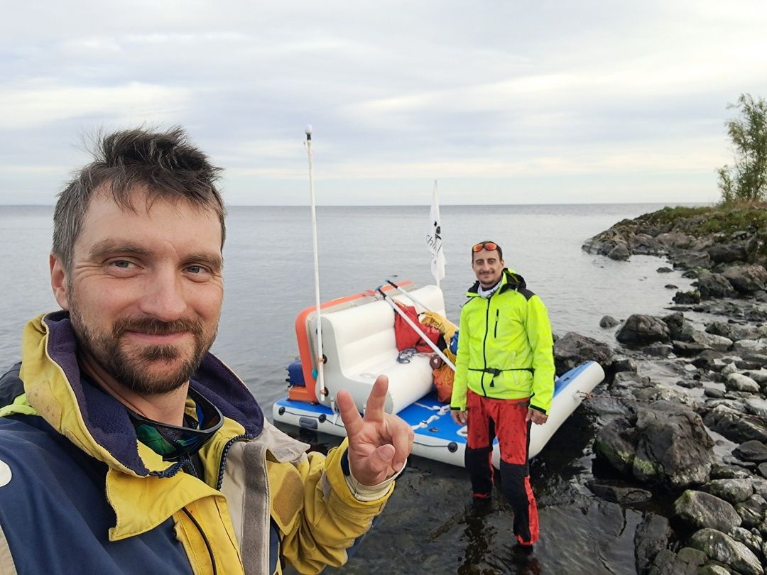 Туристы прошли из Петрозаводска до Кижей на надувном матрасе