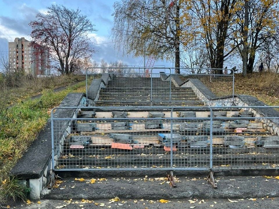 Ремонт лестницы возле стадиона «Спартак» обещают завершить сегодня