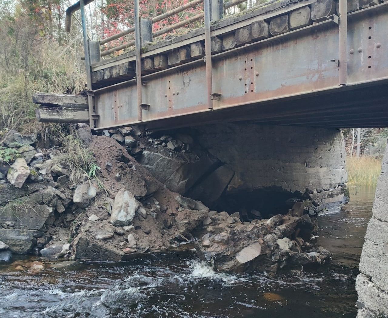 В Суоярвском округе перекрыли дорогу из-за аварийного состояния моста