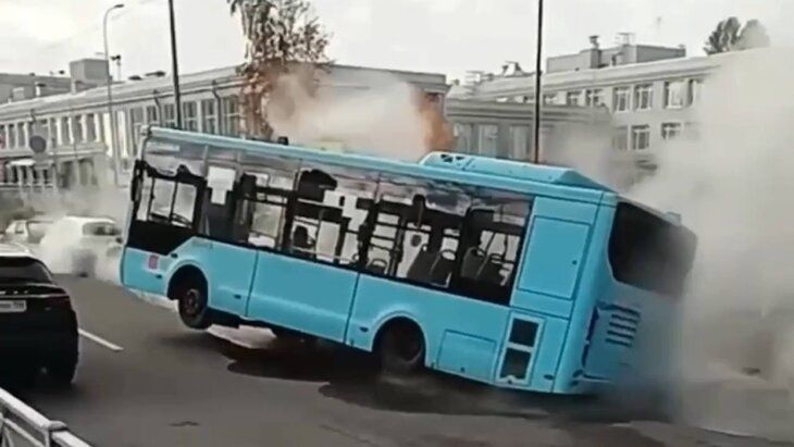 В Петербурге утром автобус с пассажирами  провалился в яму с кипятком