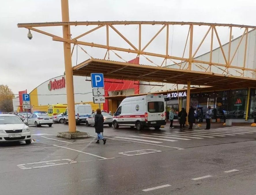 Четыре человека госпитализированы после нападения в петербургском супермаркете