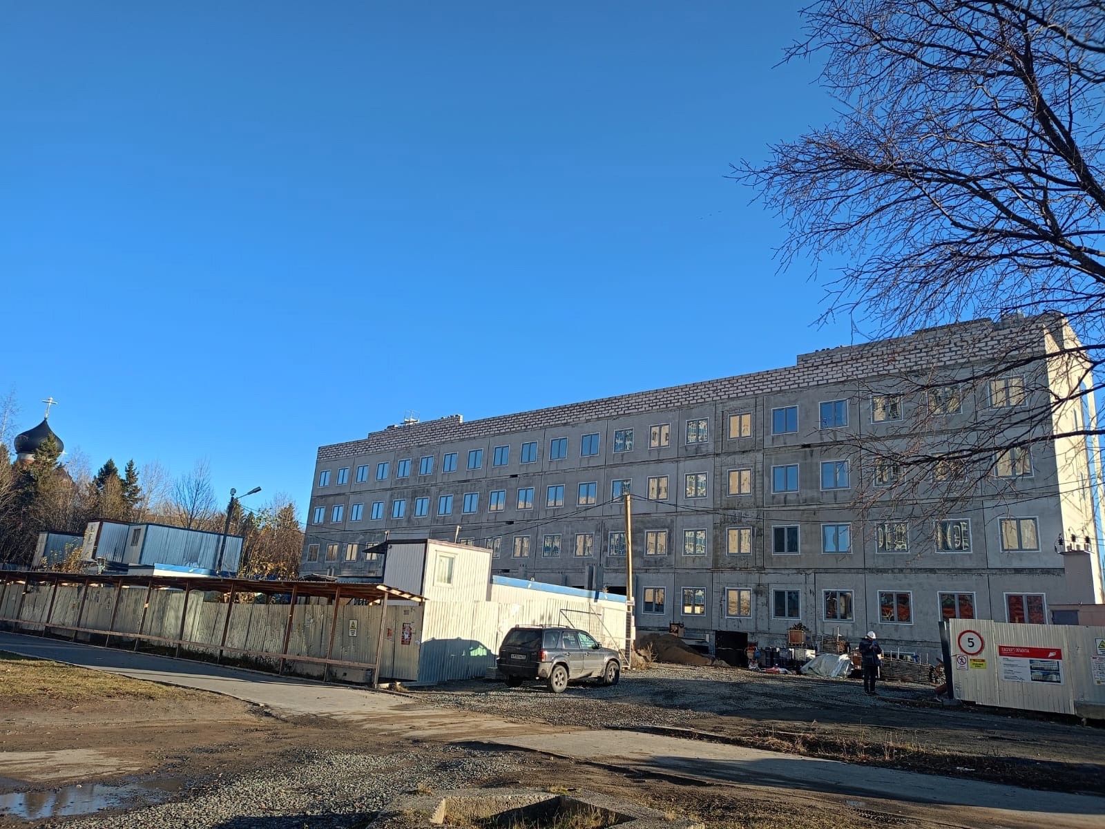 Строители поликлиники на Кукковке добрались до кровли