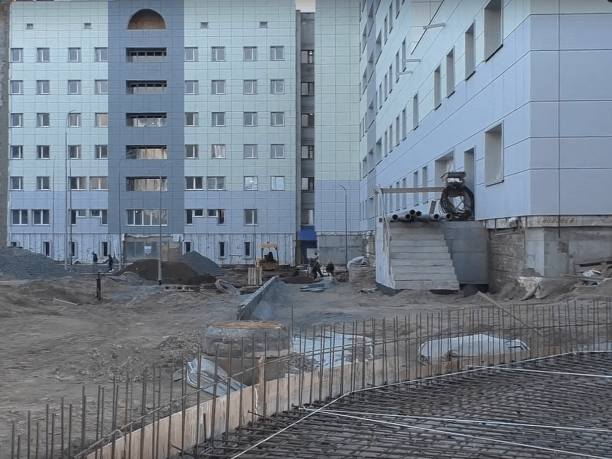 Госкомитет по жилнадзору проверил, как идет реконструкция больницы на Древлянке